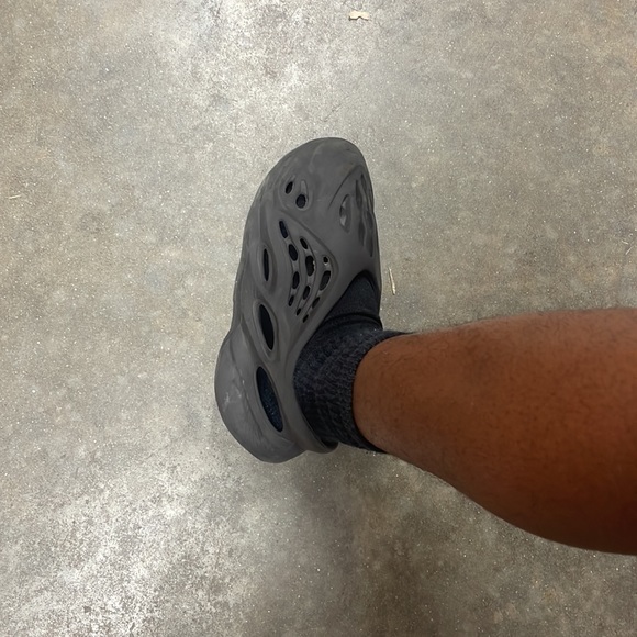 I’m selling fashion shoes that you could slip on a casual day. - Picture 3 of 4